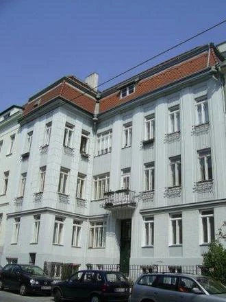 Altbauhauptmiete in Grünruhelage mit 8m² Terrasse